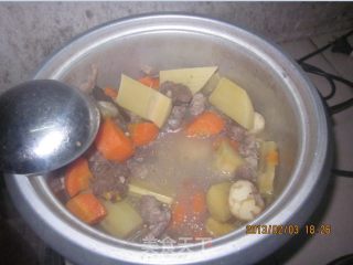 竹蔗马蹄红萝卜煲羊肉的做法步骤：9