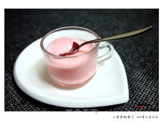 草莓布丁的做法步骤：2