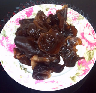 【东北家常菜】香菇木耳炒白菜的做法步骤：3