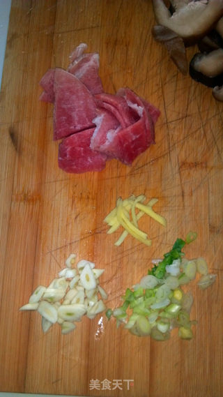 【东北家常菜】香菇木耳炒白菜的做法步骤：4