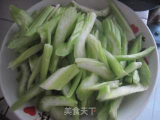西芹炒香肠的做法步骤：1