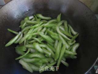 西芹炒香肠的做法步骤：5