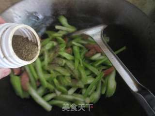 西芹炒香肠的做法步骤：6