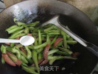 西芹炒香肠的做法步骤：7