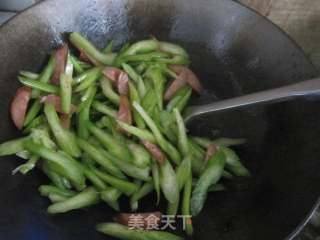 西芹炒香肠的做法步骤：8