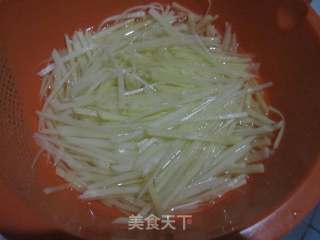 韭菜炒土豆丝的做法步骤：1