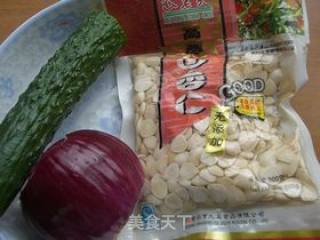 洋葱拌杏仁的做法步骤：1