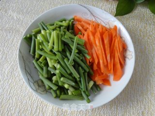 蒜薹炒豆腐干的做法步骤：1