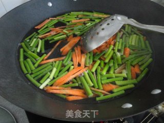 蒜薹炒豆腐干的做法步骤：2