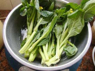 腊肉炒菜心的做法步骤：1