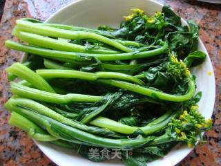 腊肉炒菜心的做法步骤：2