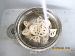 家常菜----姜沫炒莲藕的做法步骤：3