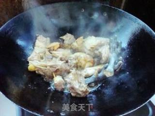 红菇煮鸡的做法步骤：2
