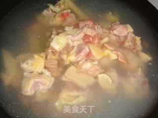 一鸡两吃——土豆炖鸡块的做法步骤：1