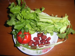 红枣芹菜汤的做法步骤：1