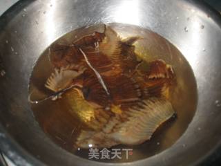 膨鱼腮菜干瘦肉汤的做法步骤：2