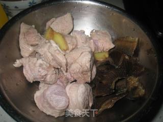 膨鱼腮菜干瘦肉汤的做法步骤：3