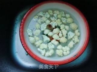 清爽的保健小菜——洋葱炒花菜的做法步骤：1