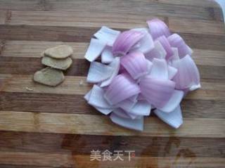 清爽的保健小菜——洋葱炒花菜的做法步骤：3