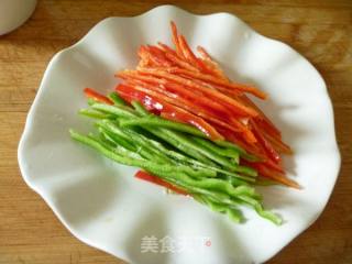 【双椒蛋丝】零技巧打造的快手小炒的做法步骤：2