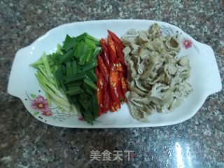 爆炒肥肠的做法步骤：1