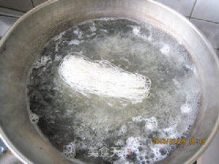家常菜----蒜泥凉拌粉丝金针菇的做法步骤：5