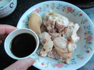 三杯猪蹄----年夜第三道菜的做法步骤：2