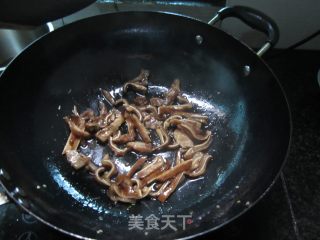 爆炒猪耳朵-----年夜第七道菜的做法步骤：3
