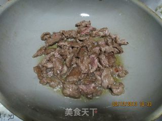牛肉炒鸡蛋的做法步骤：2