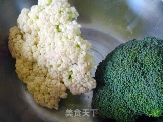【炝拌双花】2013年夜饭首道菜---花开富贵（凉菜）的做法步骤：1