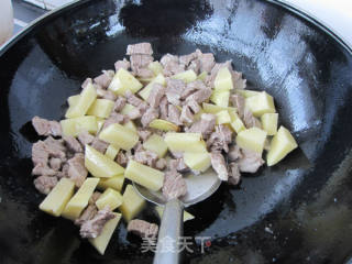 【大侠小菜】牛肉番茄汤的做法步骤：4