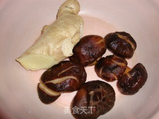 真正的农家乐----茶油香菇蒸鸡的做法步骤：2