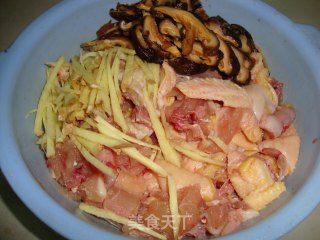 真正的农家乐----茶油香菇蒸鸡的做法步骤：3