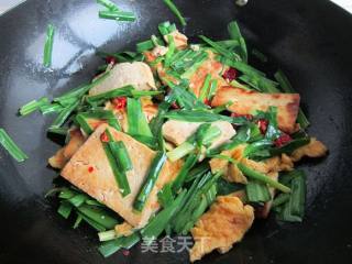 韭菜鸡蛋炒豆腐的做法步骤：11
