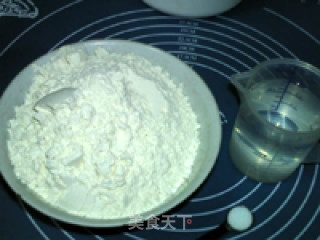 自制饺子皮的做法步骤：1