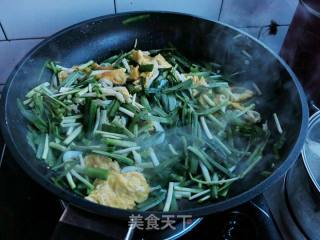 韭菜鸡蛋炒银鱼的做法步骤：7