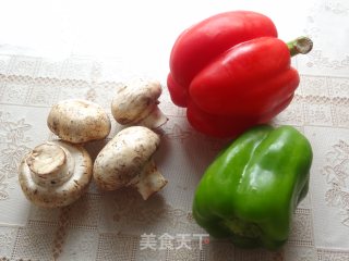 蚝油口蘑烩双椒的做法步骤：1