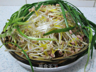 节后清肠去火小菜----绿豆芽炒韭菜的做法步骤：1