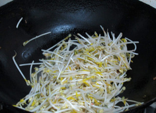 节后清肠去火小菜----绿豆芽炒韭菜的做法步骤：5