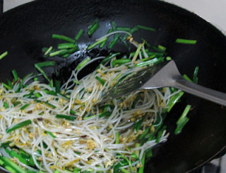 节后清肠去火小菜----绿豆芽炒韭菜的做法步骤：6