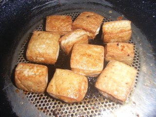 叉烧豆腐泡的做法步骤：2
