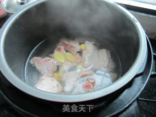 清淡排骨汤的做法步骤：3