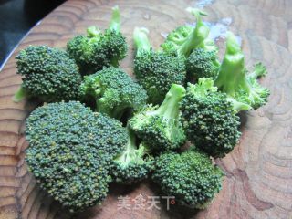 瘦肉西兰花的做法步骤：1