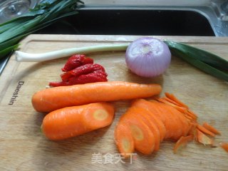 胡萝卜炒肉的做法步骤：1