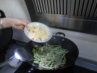 土豆炖豆角的做法步骤：8