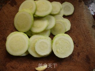 西红柿炒云南小瓜的做法步骤：1