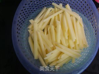 自制薯条的做法步骤：2