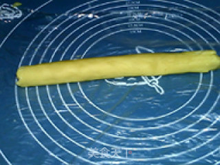 一口枣泥卷的做法步骤：8