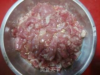 红椒木耳炒瘦肉的做法步骤：2