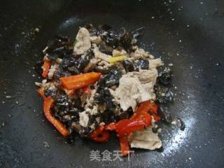 红椒木耳炒瘦肉的做法步骤：7
